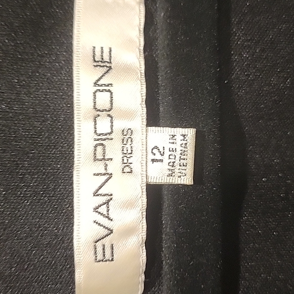 Black dress - Picture 2 of 5